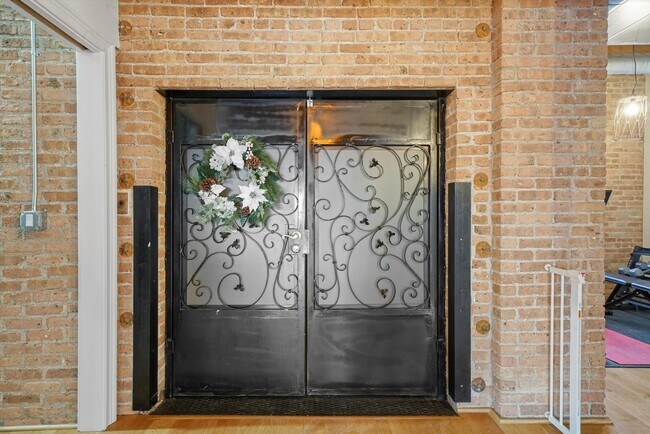 Building Photo - 935 W Randolph St