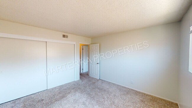 Building Photo - Large 3 Bedroom Townhome!