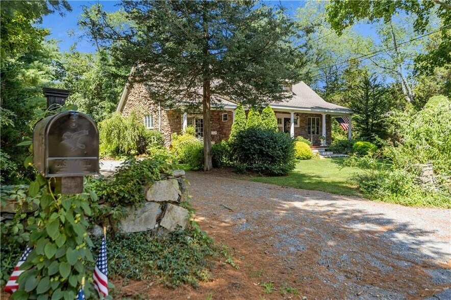 Building Photo - 93 Kickemuit Ave