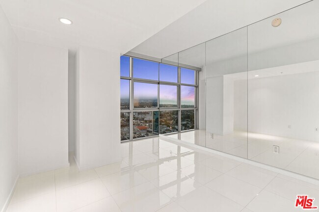 Building Photo - 13700 Marina Pointe Dr