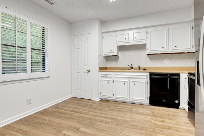 Building Photo - Brentwood Trace Condo