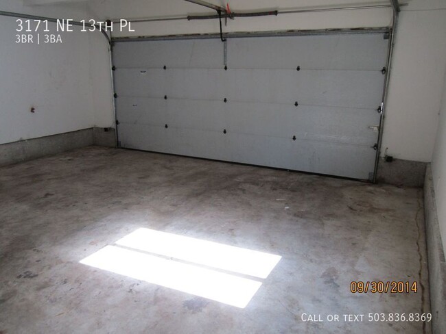 Building Photo - Three Bedroom Duplex Unit Only Blocks from...