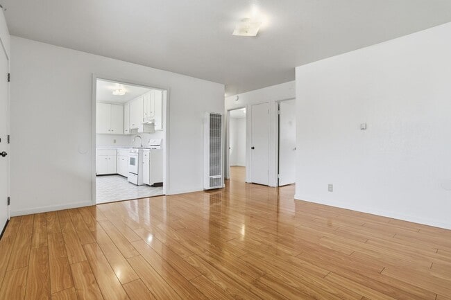Building Photo - Spacious Upstairs Unit!