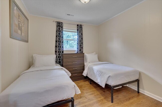 Building Photo - 210 Parthenia Dr