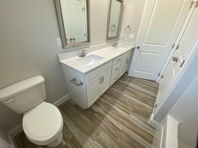 Building Photo - Spacious 3 Bedroom Home in Mary Esther!