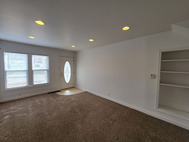 Building Photo - 321 W 5th St