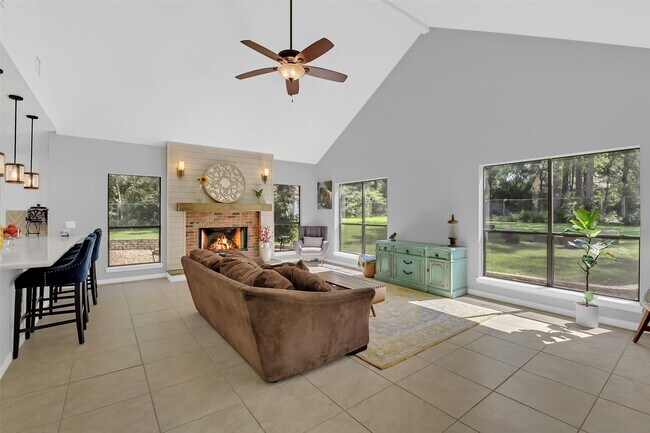 Building Photo - 44 Lake Forest Cir