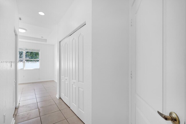 Building Photo - 1095 NE 39th Ave