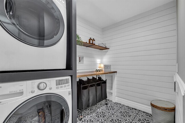 Building Photo - 211 Maple Path Pl