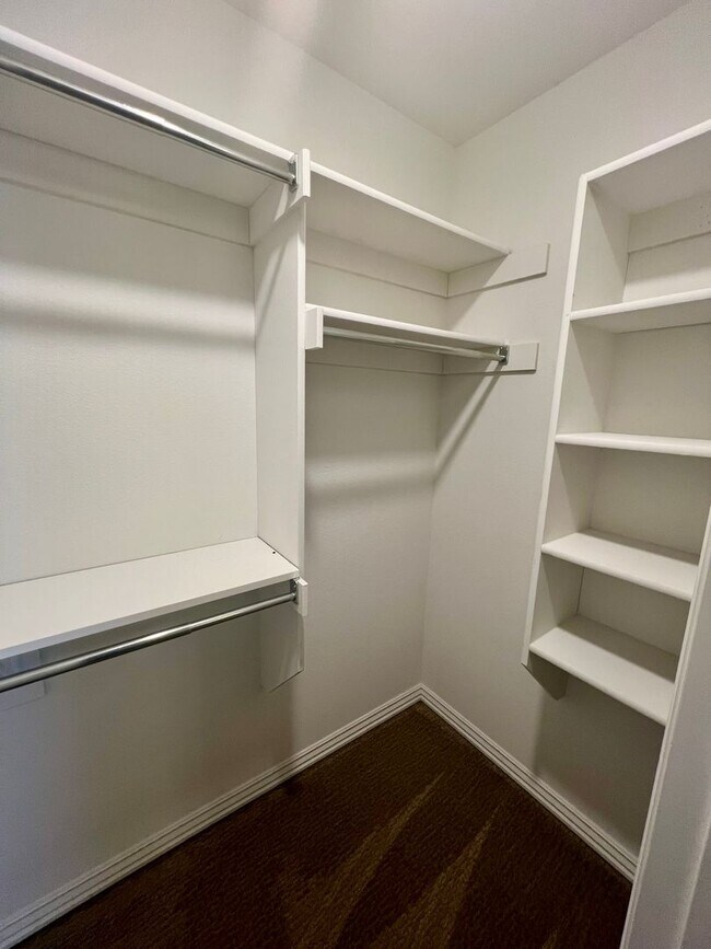 Building Photo - 3B/2.5B Spacious Townhome with Fenced Back...