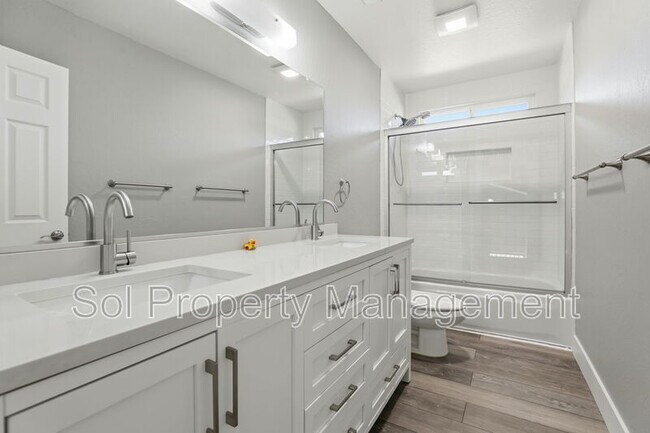 Building Photo - 15120 Venetian Way