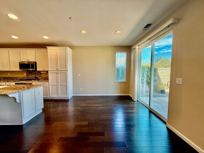 Building Photo - Great Home available immediately