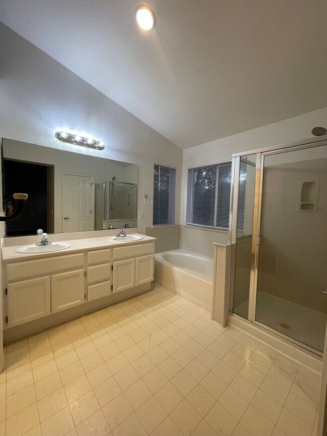 Building Photo - Wonderful Home Close to Shopping and Public Transportation.