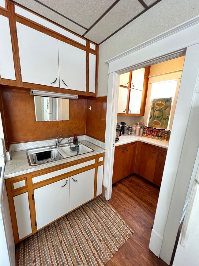 Building Photo - AVAILABLE AUGUST 1 - Spacious 3+ Bedroom Home