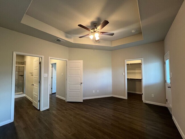Building Photo - Luxury 3/2 Duplex in Seguin, Texas