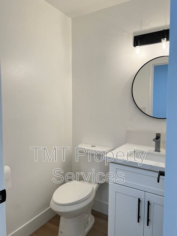 Building Photo - 610 E Newlove Dr