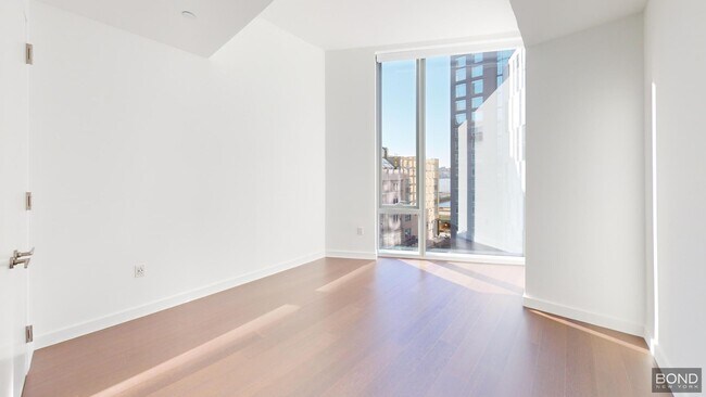 Building Photo - 635 W 59th St