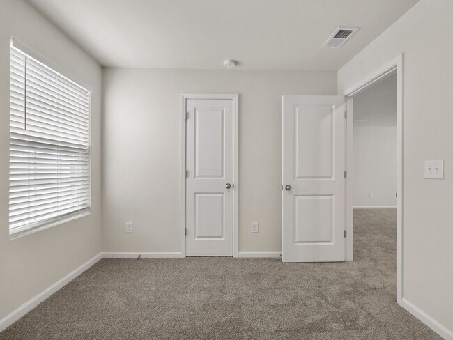 Building Photo - Modern 5BR Home with Quartz Kitchen & Open...