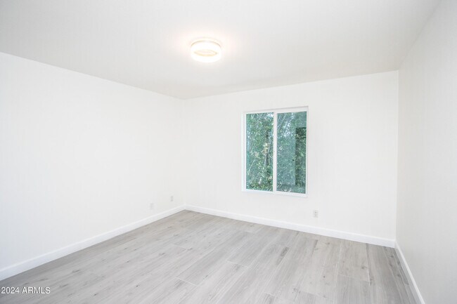 Building Photo - 1052 E Sandpiper Dr