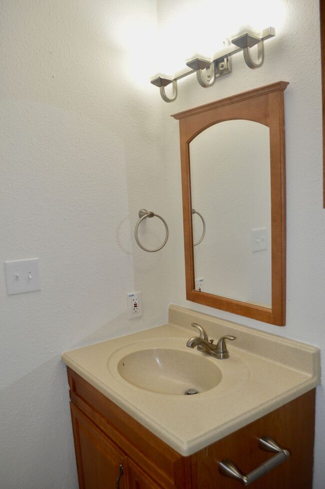 Building Photo - Charming 3 bed 2 bath with a converted gar...