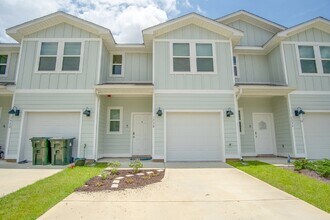 Building Photo - Spacious North Pensacola Townhome Featuring Modern Finishes, Granite Kitchen, Private Garage, Com...