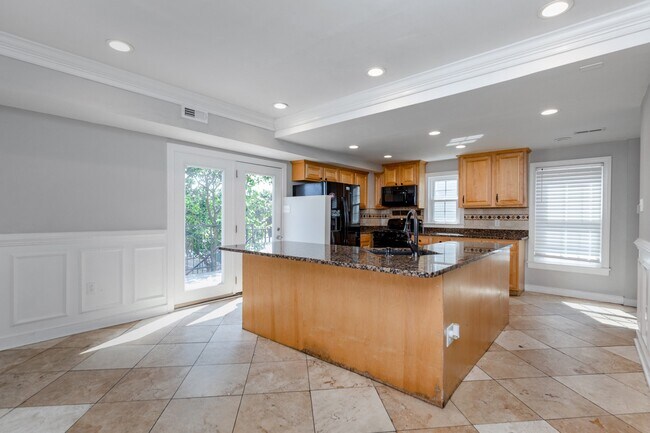 Building Photo - 706 Catherine St