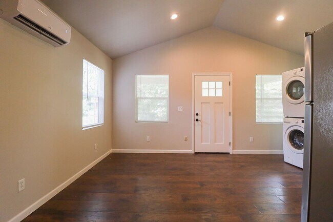 Building Photo - 1 Bed | 1 Bath |West Tulsa | $1050
