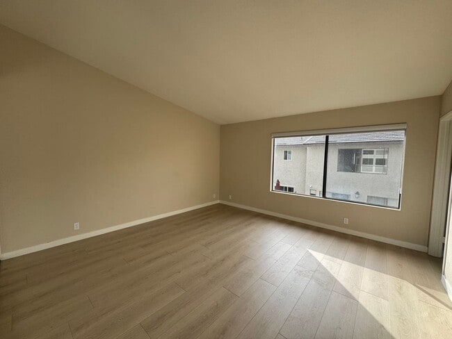 Building Photo - Spacious 2Bd/2Ba Condo w/Bonus Office, Garage and A/C!