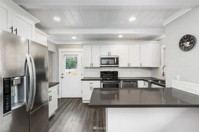 Building Photo - Beautiful 4 Bedroom Close to Everything!