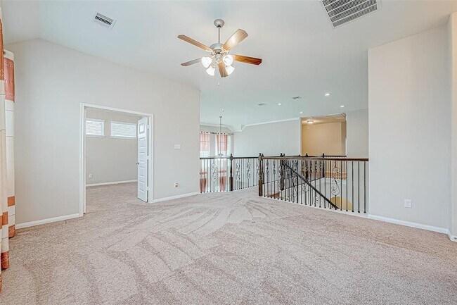 Building Photo - 25719 Oakwood Knoll Dr