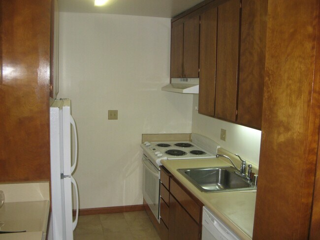 Kitchen with ample storage - 1036 Oak Grove Rd