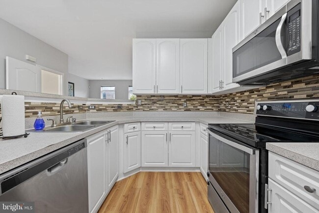 Building Photo - 556 Rhapsody Ct