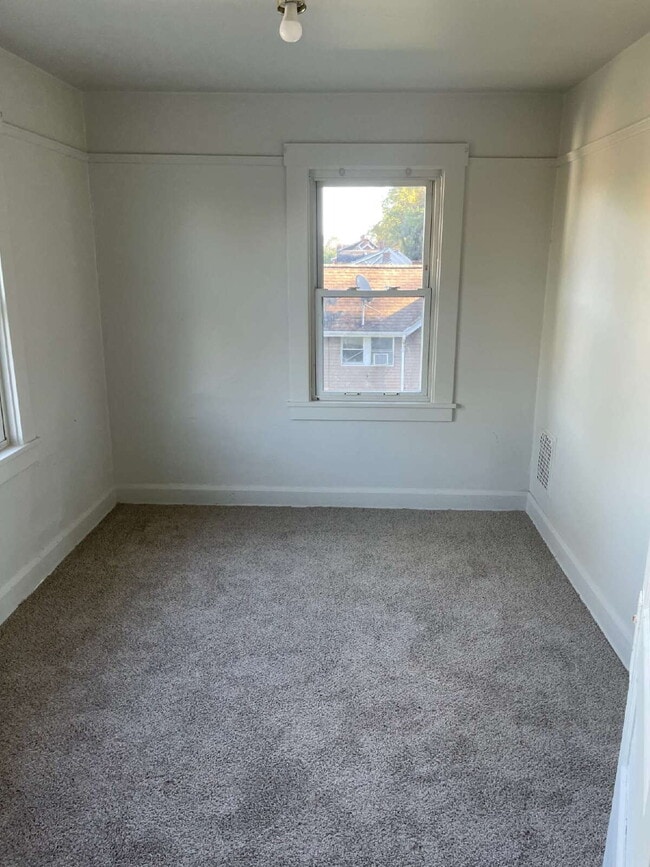 Building Photo - 3 bedroom in quiet part of Clairton Move i...