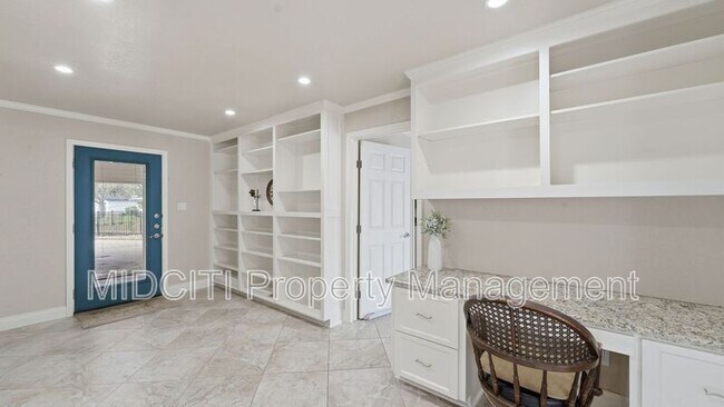 Building Photo - 156 Trelawney St