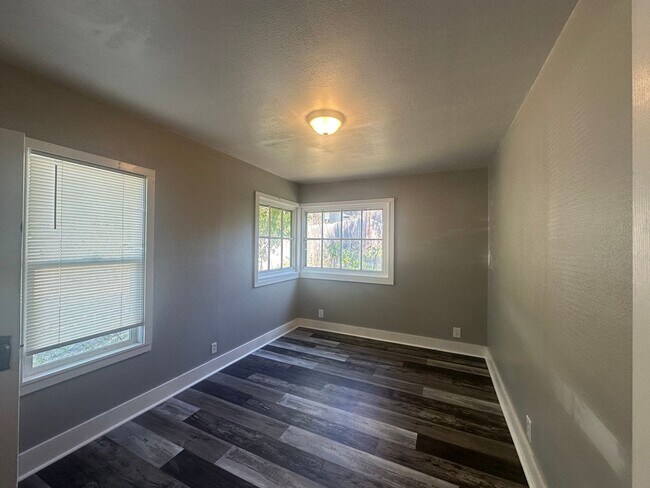 Building Photo - 1.4 miles to Sky Lakes Medical Ctr and OIT