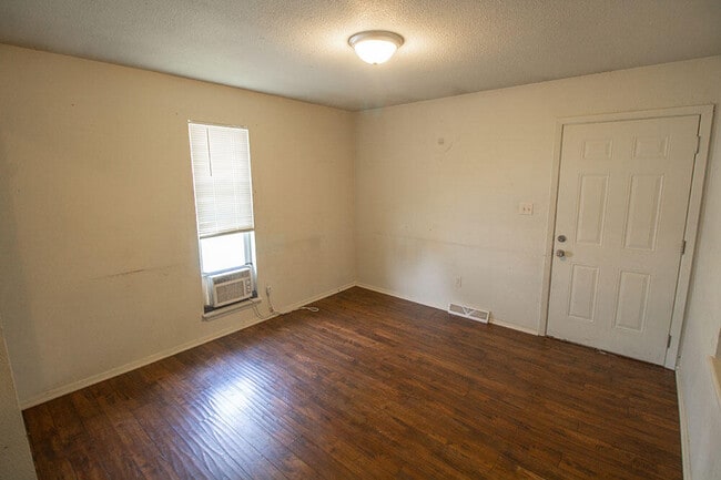 Building Photo - 1013 W Ash St