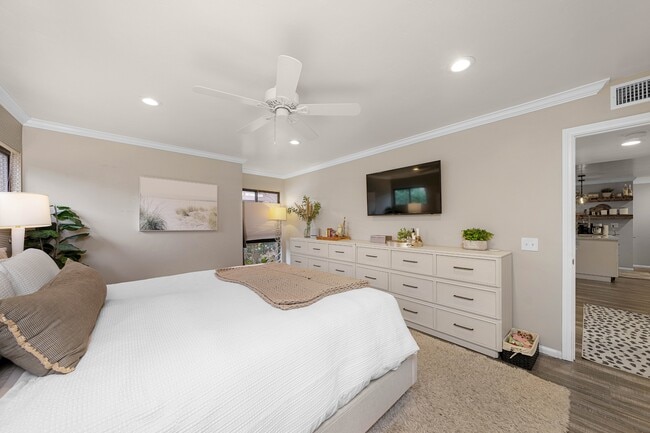 Building Photo - 9189 Village Glen Dr