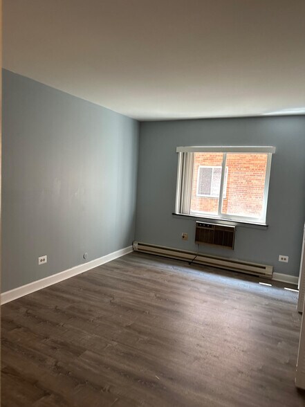 Building Photo - 3825 N Pine Grove Ave
