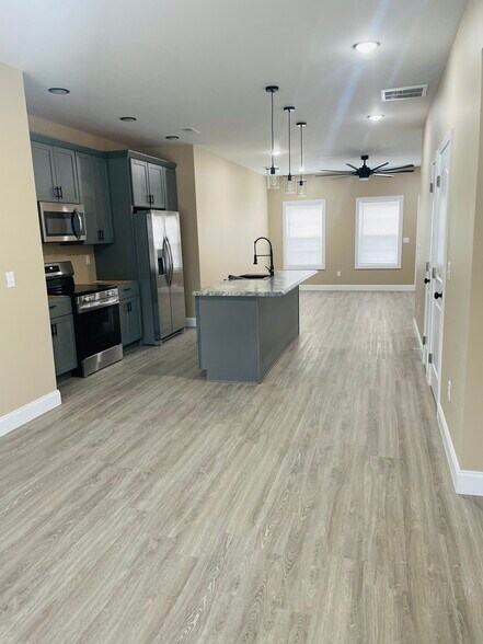 Building Photo - 3008 Sunset Dr