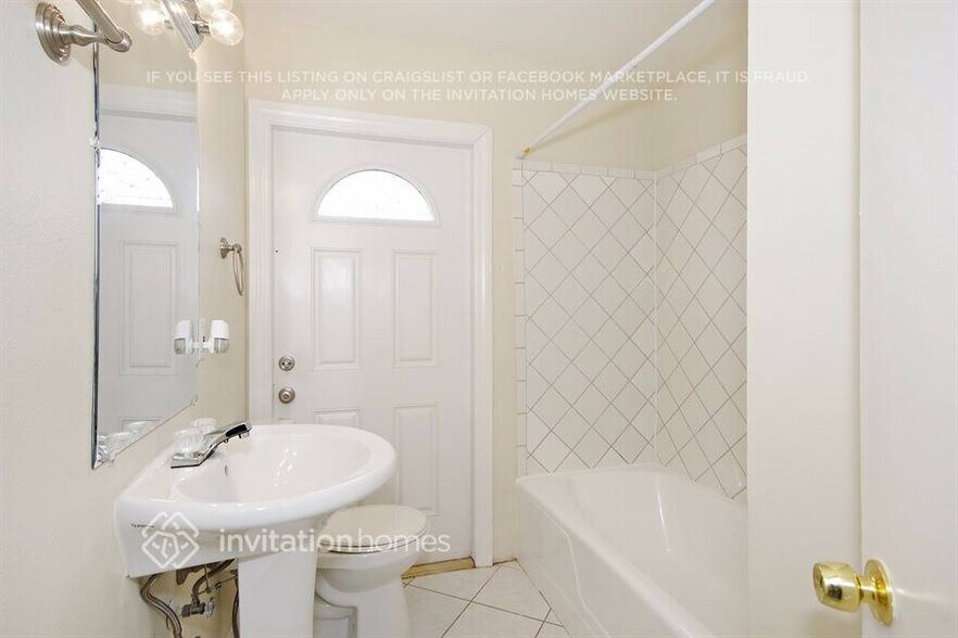 Building Photo - 7034 Pender Way