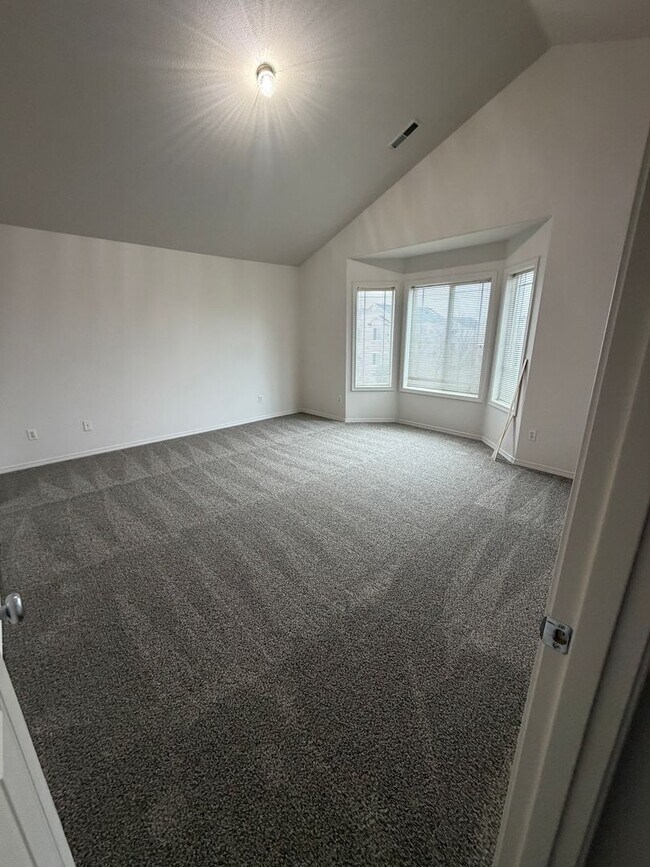 Building Photo - New paint & carpet! 2 bed 2.5 bath + bonus room townhome