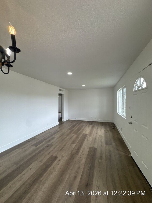 Building Photo - Dinuba Home! Available Now !