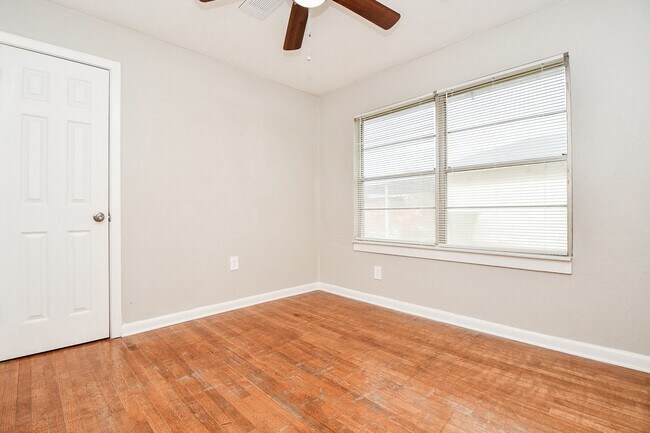 Building Photo - 919 Forest Oaks Dr