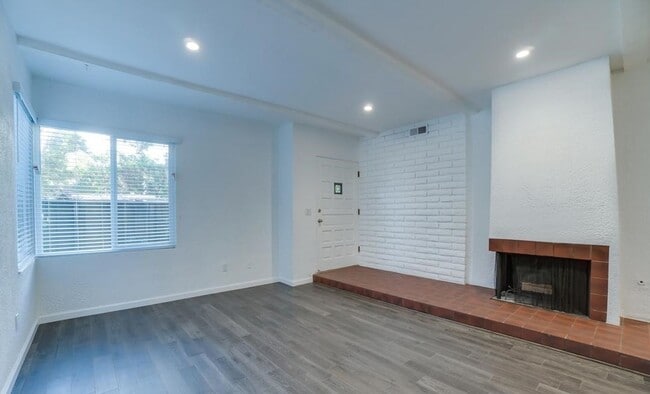 Building Photo - 16-18 REEF ST.