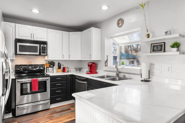 Building Photo - 6029 Iris Way