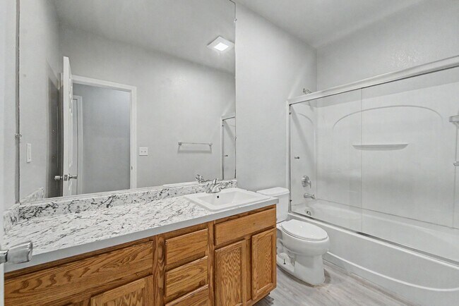 Building Photo - 4 bedroom 2 bath home located in Yuba City