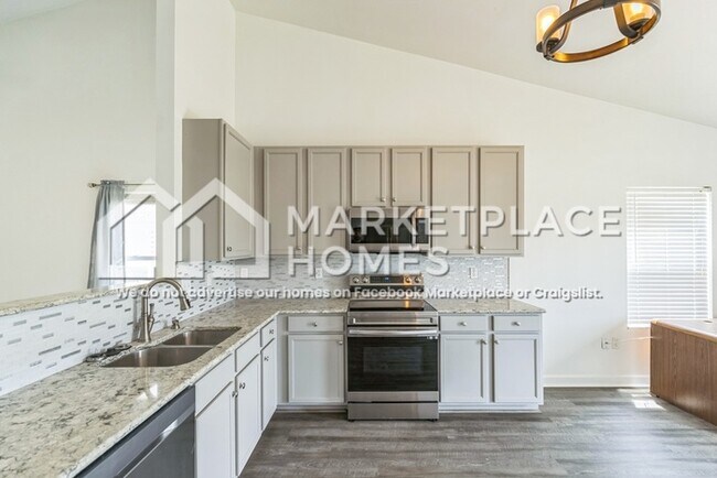 Building Photo - 1717 Briarmanor Dr