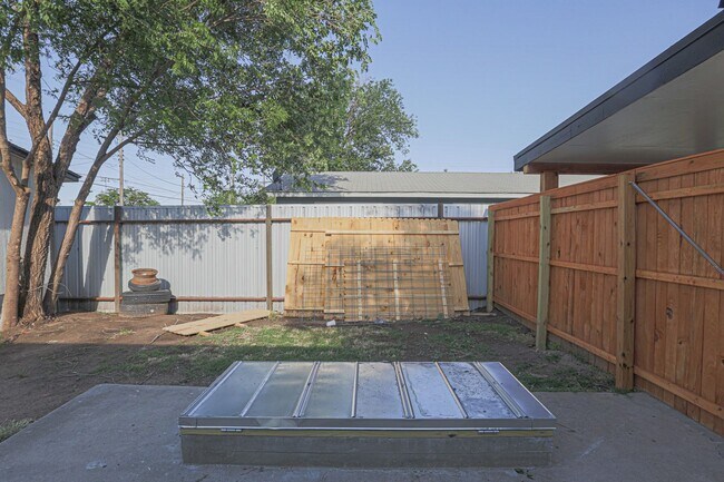 Building Photo - Pre Leasing for fall 2026! 4/2 in Medical District