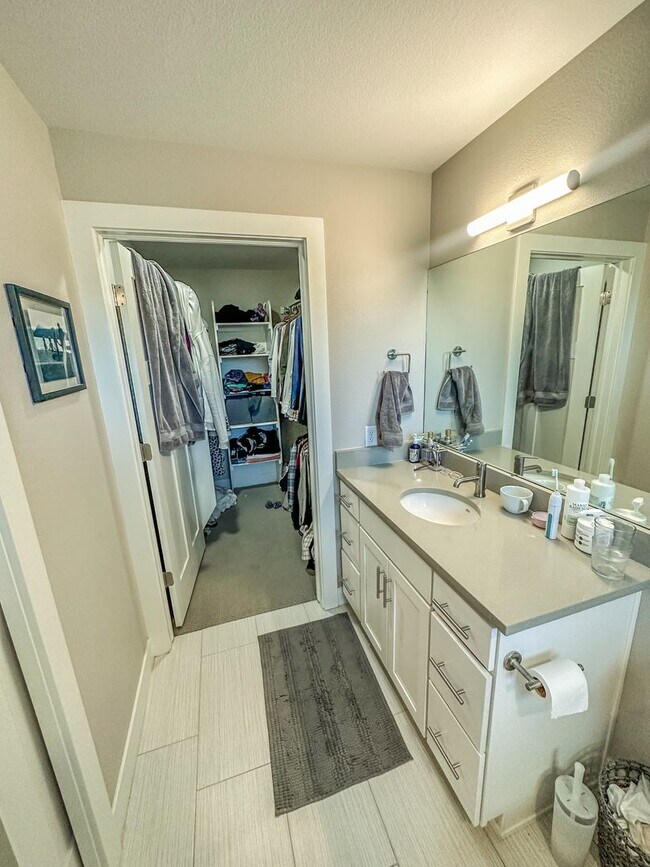 Building Photo - Beautiful "Like New" Large 2Bd 2Ba condo W/ amazing views of the flatirons!