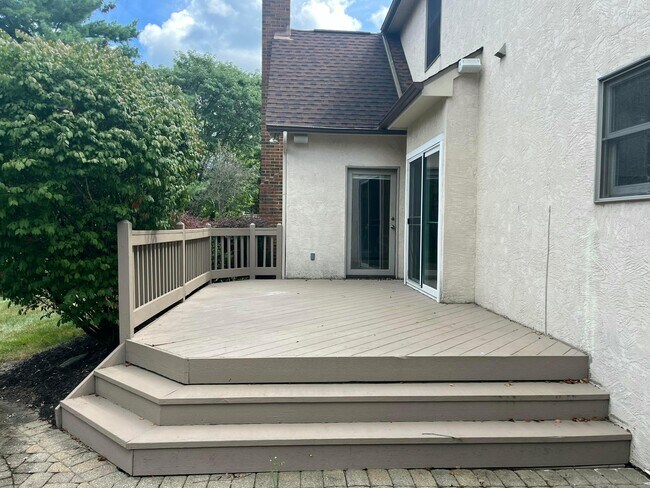 Building Photo - 1156 Lake Point Dr